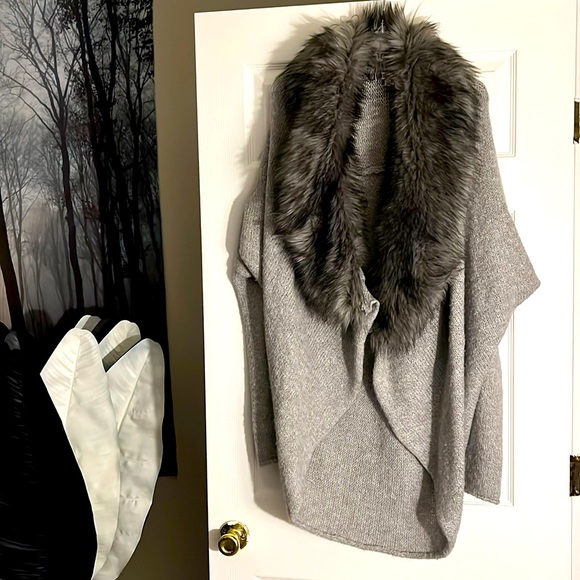 Jennifer Lopez sweater - Picture 1 of 7